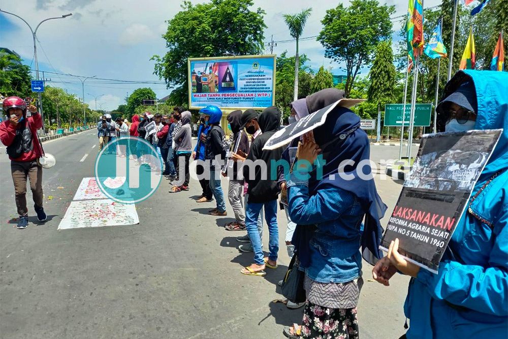 Tolak UU Omnibus Law, Aliansi Rakyat Gresik Demo di Depan Kantor Bupati