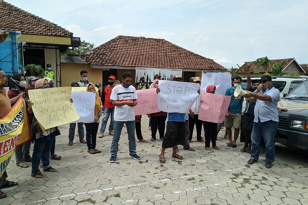 Tolak Pembangunan Tower Provider Tri, Warga Geruduk Balai Desa