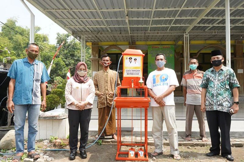 Ning Ita Bagikan Ratusan Alat CTPS di Masjid dan Pondok Pesantren