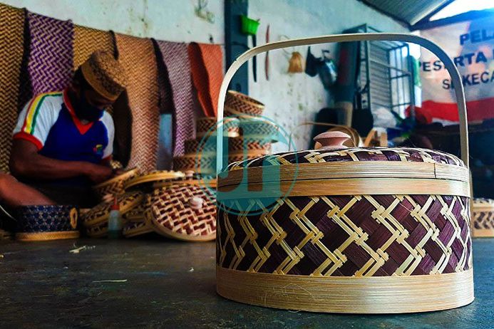 Rantang Anyaman Bambu Jadi Suvenir Hajatan Ramah Lingkungan