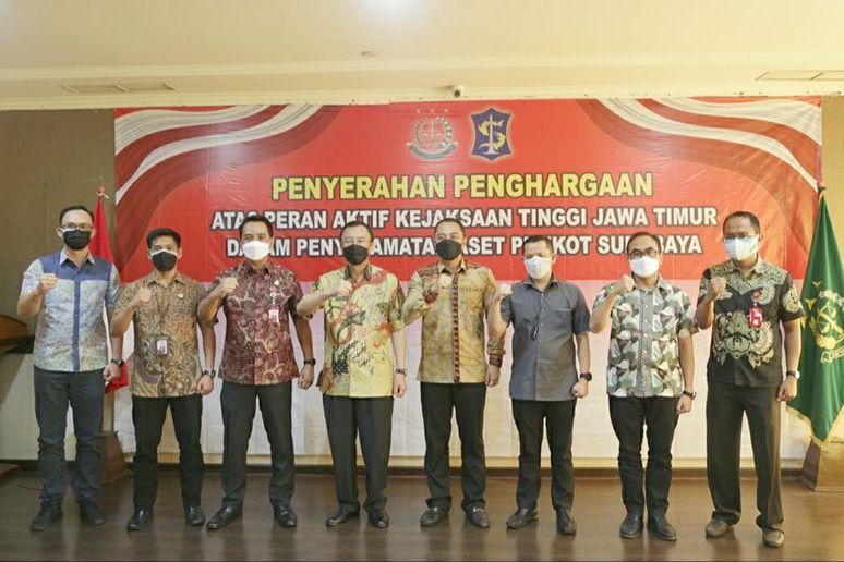 Selamatkan Aset Pemkot Surabaya Senilai Rp 3 Miliar, Jajaran Kejati Jatim Dapat Penghargaan