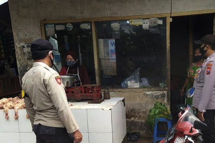 Babinsa Keliling Pasar Demi Ajak Warga Vaksin dan Taat Prokes