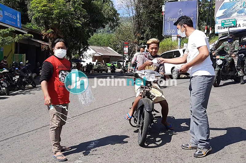 Menuju <em>New Normal</em> Pelaku Wisata di Bromo Aksi Bagi-bagi Masker