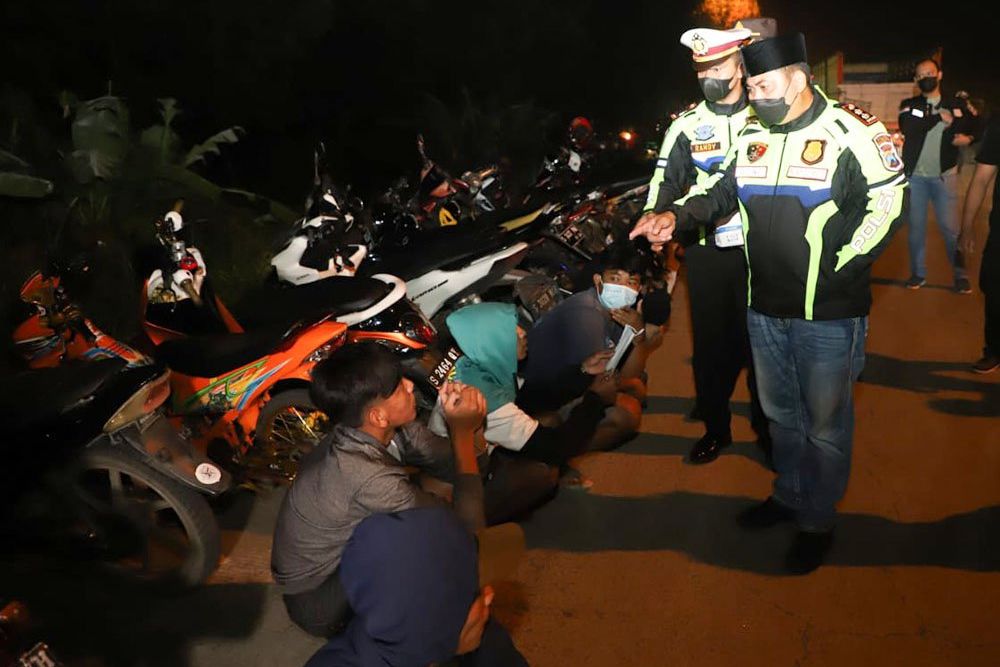 Kuda Besi Berkeliaran Saat Ramadan Dibubarkan Polisi, Massa Berhamburan Lari ke Semak