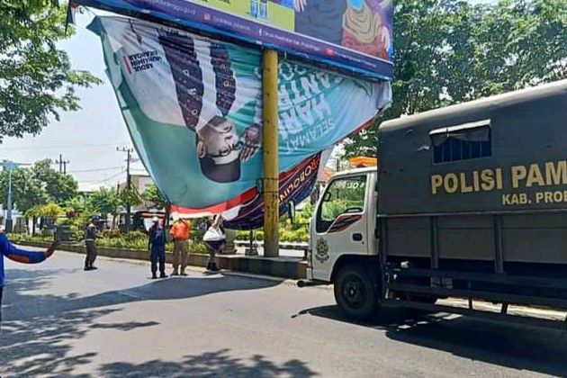 Dianggap Melanggar Aturan, Banner Muhaimin Iskandar Dicopot Satpol PP Probolinggo