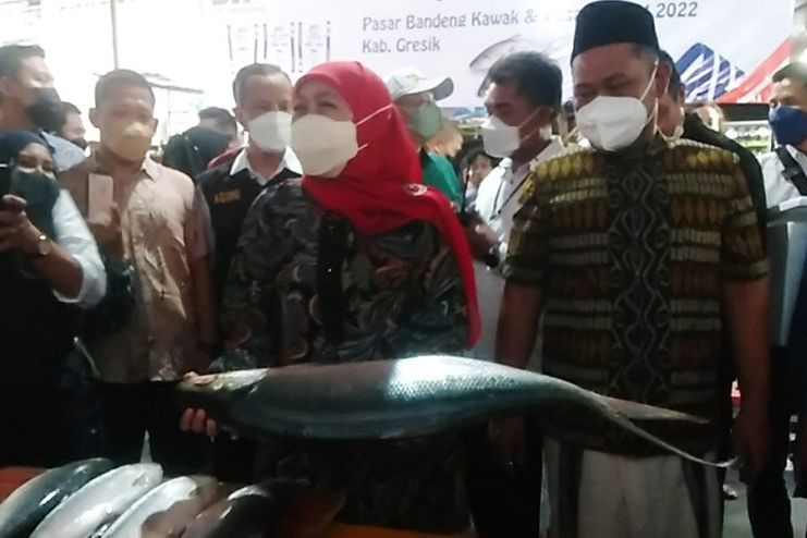 Kunjungi Pasar Bandeng Gresik, Gubernur Jatim <em>Mborong </em>Bandeng