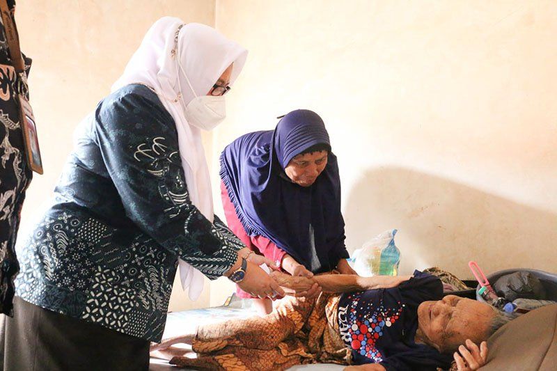 203 PKH Plus Lansia di Gresik Terima Bansos Tunai