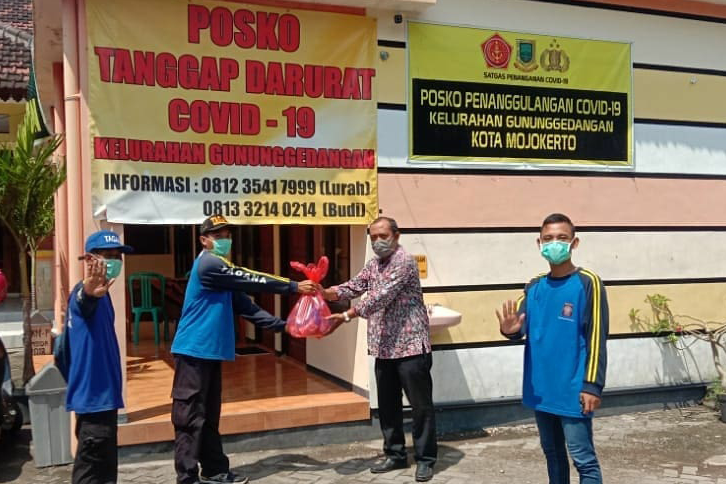 Dinas Sosial Bagikan Nasi Bungkus Kepada Petugas dan Relawan Posko Covid-19
