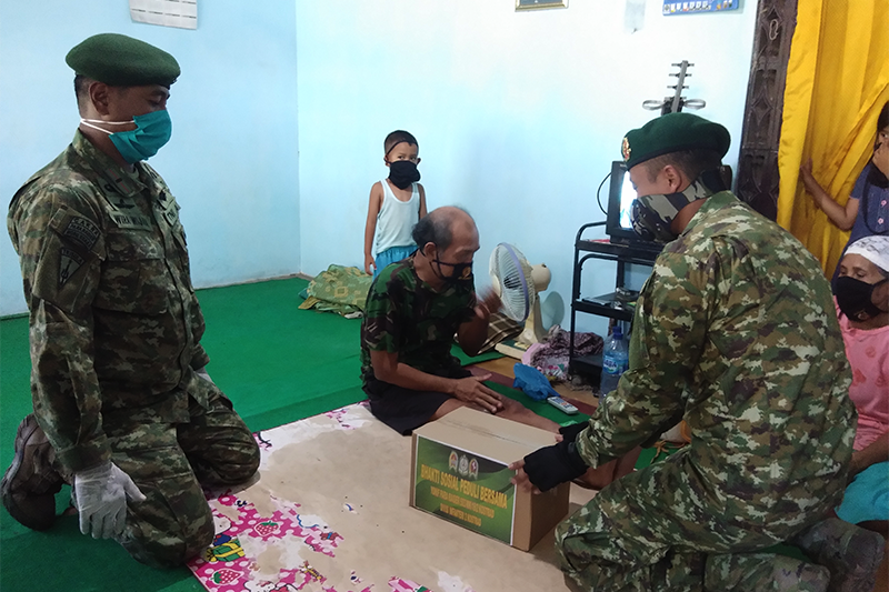 Pasukan Tempur Bagikan Paket Sembako ke Desa Terdampak Pandemi Covid-19