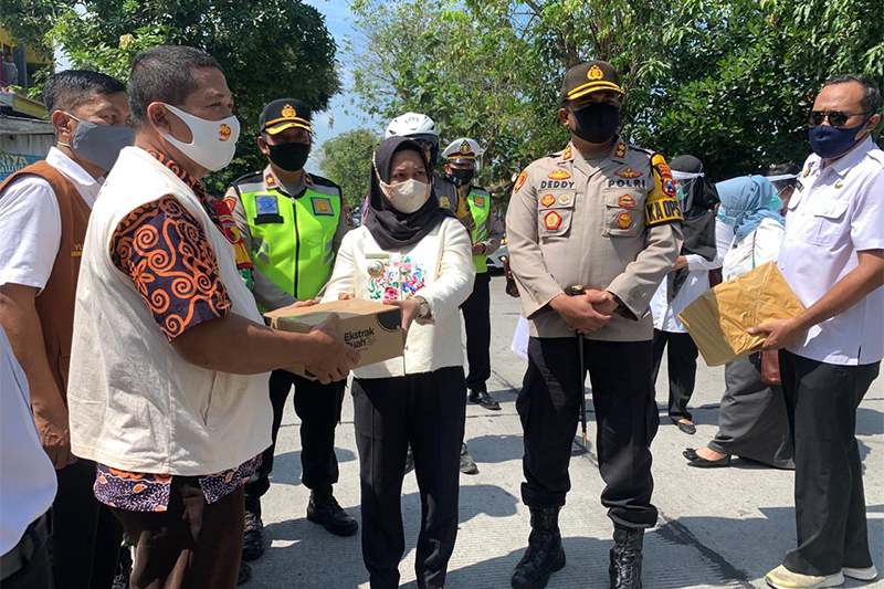Sambangi Kampung Tangguh, Ning Ita Bersama Forkopimda Beri Probiotik dan Masker Kepada Warga