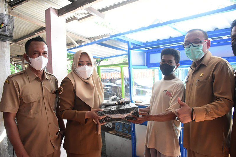 Pemkab Mojokerto Dukung Pelaku IKM, Bupati Ikfina Datang Door-to-Door Antar Bantuan Alat Usaha