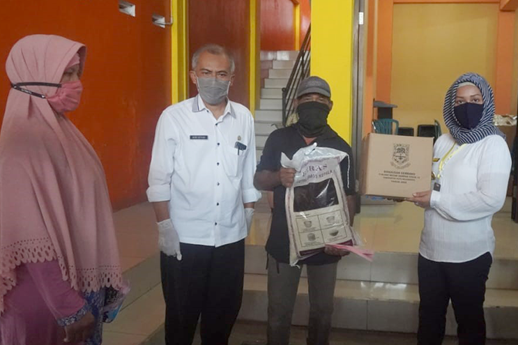 Ning Ita Salurkan Bantuan Jaring Pengaman Sosial Covid-19 Bagi Warga Terdampak
