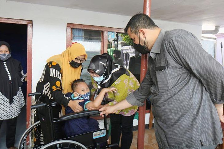 Walkot Probolinggo Salurkan Bantuan Dua Kursi Roda Bagi Warga Penyandang Disabilitas