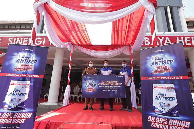 Bantu Lindungi Ribuan Nakes, 3.500 Paket Soklin Antisep Dibagikan ke Puskesmas dan Faskes di Surabaya