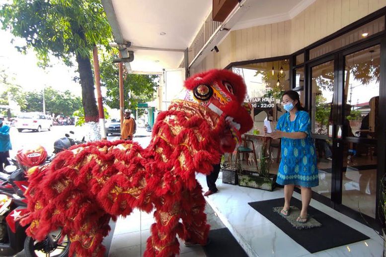 Sepi Job di Tengah Pandemi, Barongsai Jakarta Turun Gunung Ngamen ke Mojokerto