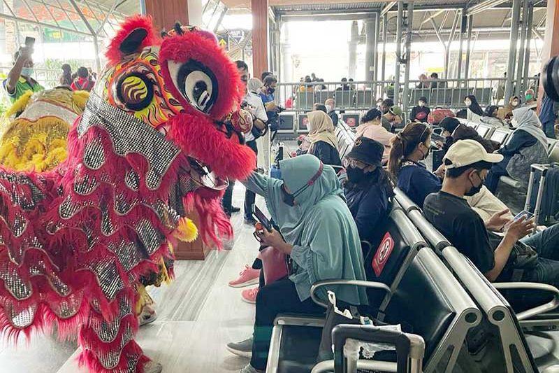 Sambut Imlek, Atraksi Barongsai Sapa Pelanggan Stasiun Surabaya Gubeng