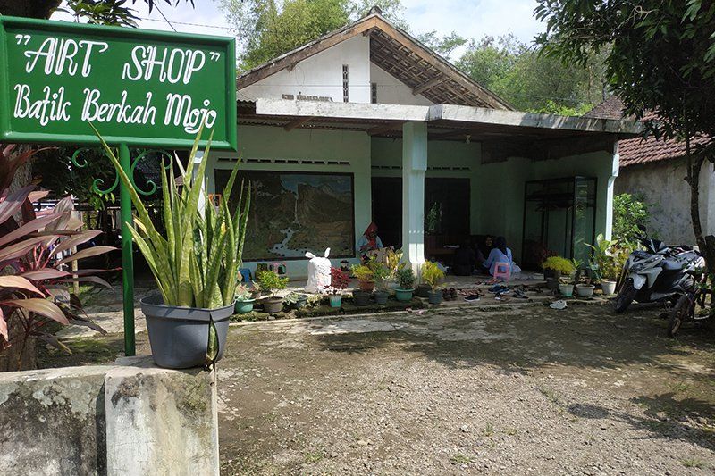 Mengintip Pesona Desa Mojotrisno, Satu-satunya Sentra Batik Warna Alam di Jawa Timur