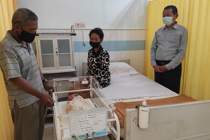 Ibu di Mojokerto Mendadak Viral Saat Melahirkan di Mobil