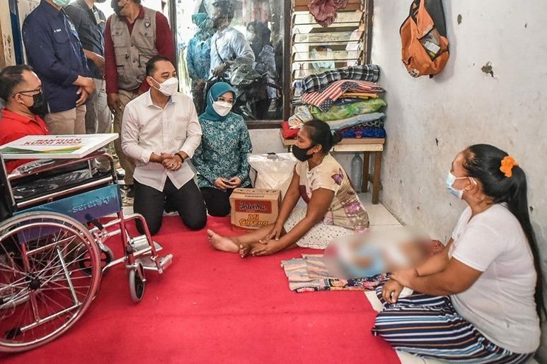 Baznas Surabaya Bagikan 100 Kursi Roda kepada Penyandang Disabilitas