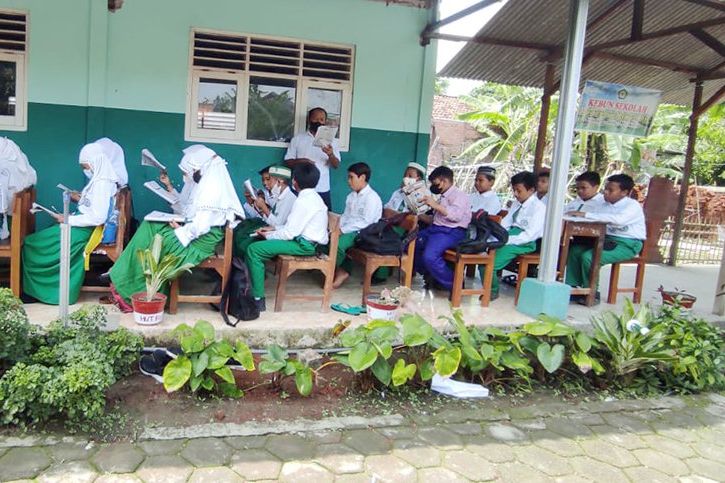 Atap Sekolah Rusak Diterpa Angin, Siswa Belajar di luar