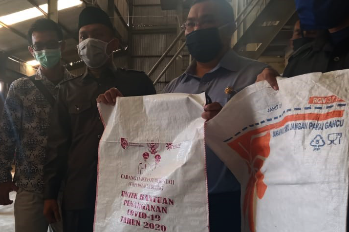 Bantuan Pemerintah Pusat Dipasang Foto Bupati Jember Jadi Sorotan