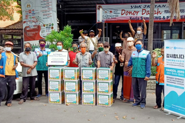 Gandeng Wartawan, Laznas Nurul Hayat Gresik Bagikan Bingkisan di Tengah Pandemi Covid-19