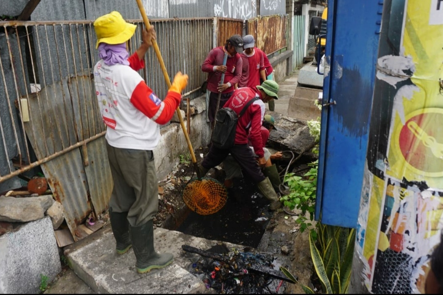 Antisipasi Banjir di Jalan Nasional, Risma Intruksikan Bersihkan Saluran 