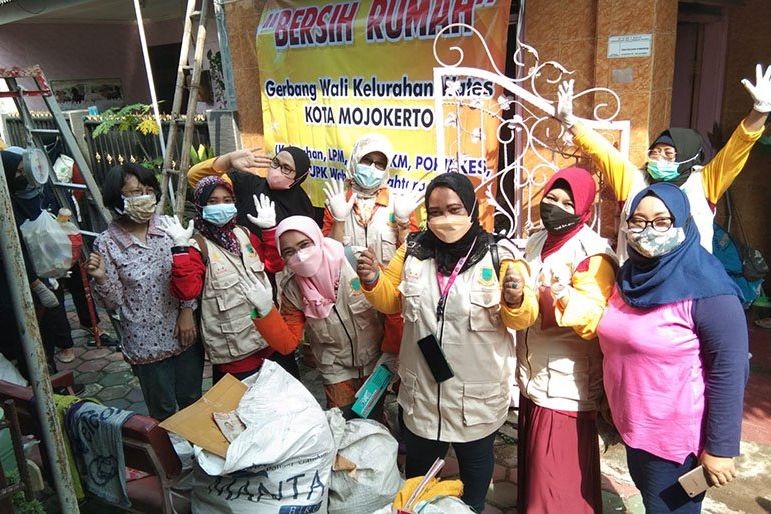 Jumat Barokah, Gerbang Wali Bersama Ning Ita Bersihkan Rumah yang Kumuh