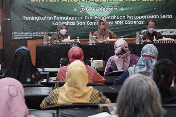 Bangkitkan Koperasi Soko Guru, Ning Ita Gelar Bimtek Akuntabilitas