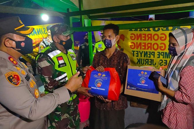 Operasi PPKM, Polres Mojokerto Lakukan Humanis Borong Nasi Goreng ke Pedagang Terdampak