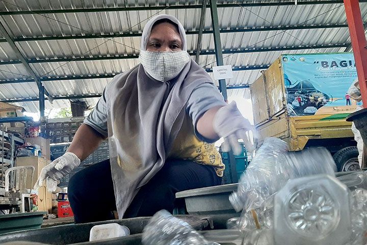 Berangkat Bawa Sampah, Pulang Saldo Tabungan Bertambah 