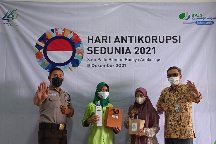 BPJS Ketenagakerjaan Mojokerto Rayakan Hakordia, Peserta Usai Nulis Sticky Notes Dapatkan Souvenir