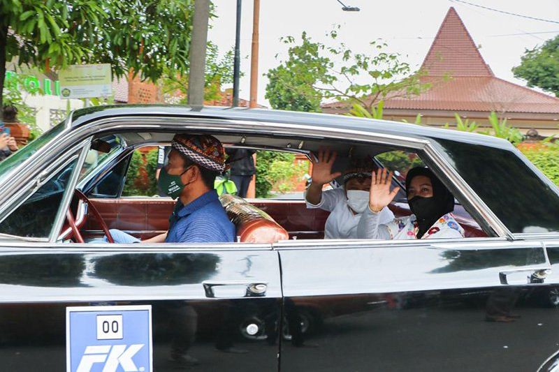 Gelar City Tour Soekarno, Ning Ita Naik Mobil Dinas Bung Karno