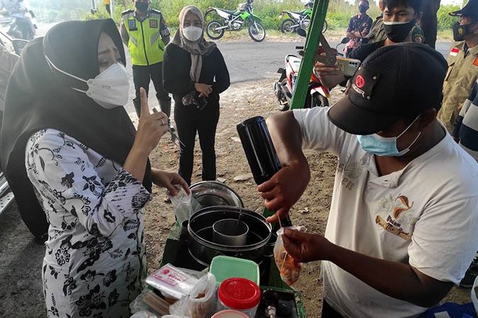 Blusukan Bagi Sembako ke PKL di Lereng Gunung, Ikfina Borong Pentol dan Berikan Pesan "Galak"