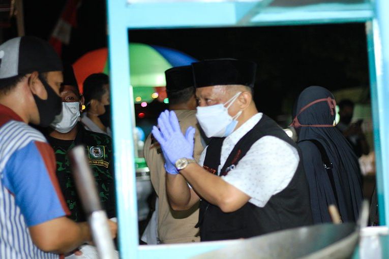 Pantau PPKM dan Salurkan BST, Bupati Situbondo <em>Blusukan </em>Temui PKL