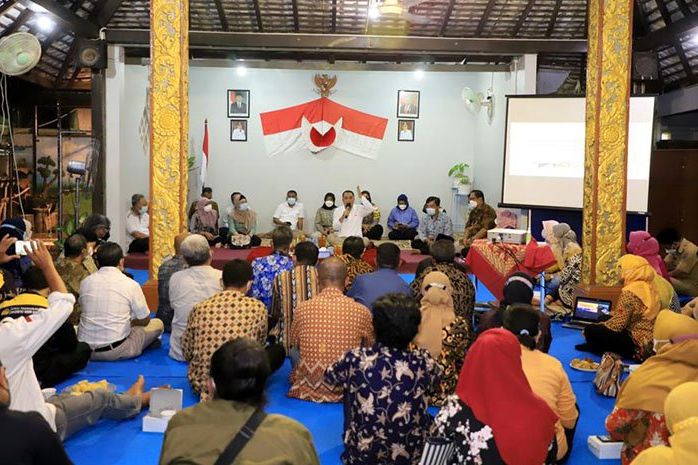 Wali Kota Eri Cangkrukan di Balai RW, Serap Aspirasi dan Langsung Beri Solusi