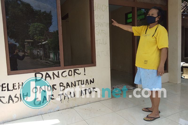 Tak Dapat Bantuan Sebagai Terdampak Covid-19, Warga di Mojokerto Coret Kantor Dusun