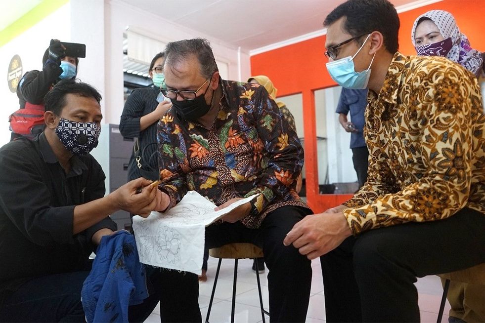 Pemenang Scroll of Honour Award Kagumi Pengembangan UMKM di Eks Lokalisasi Dolly
