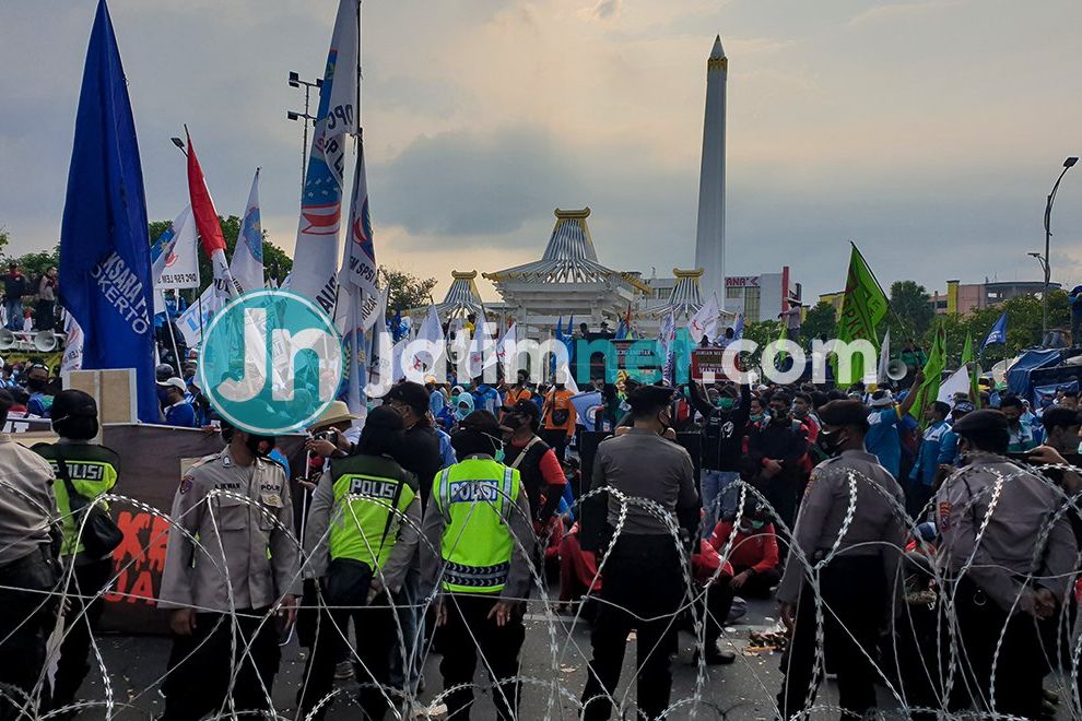 Buruh Minta Khofifah Tiru Ganjar Soal UMP