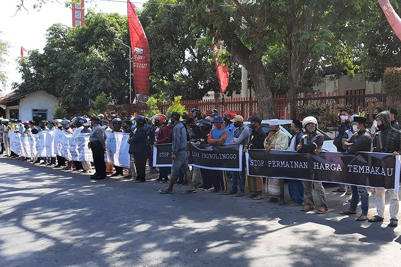 Petani dan Mahasiswa Demo Gudang Tembakau PT Gudang Garam