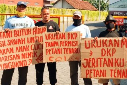 Sawahnya Terdampak, Petani di Gresik Unjuk Rasa Jalan Kaki