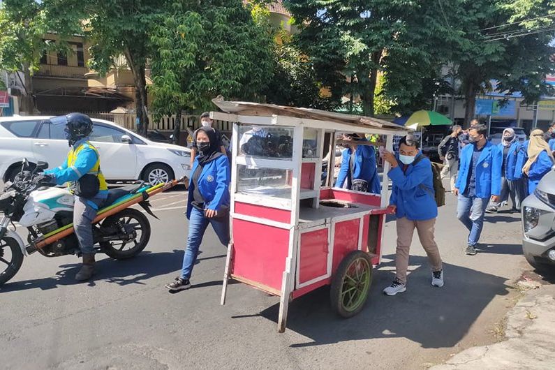 Kritik Kebijakan PPKM, Mahasiswa di Jember Gelar Demo dengan Dorong Rombong