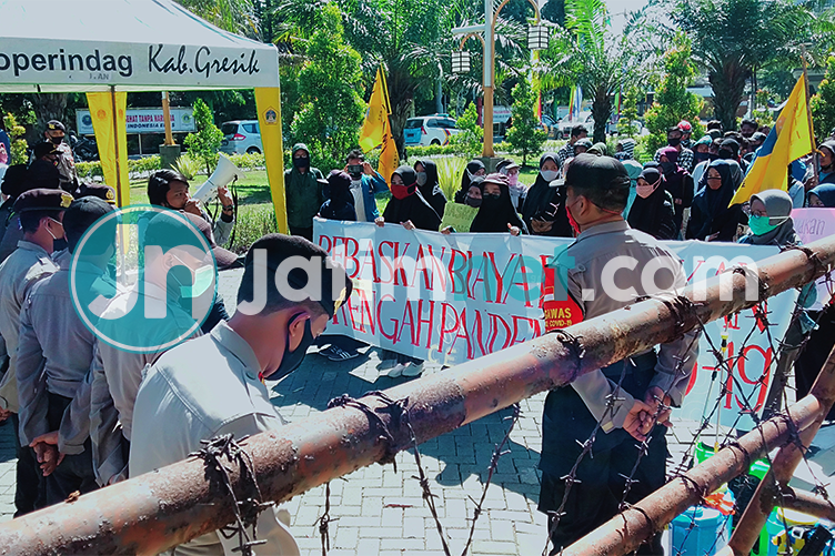 Tuntut Biaya Pendidikan Dibebaskan, Seratusan Mahasiswa di Gresik Demo