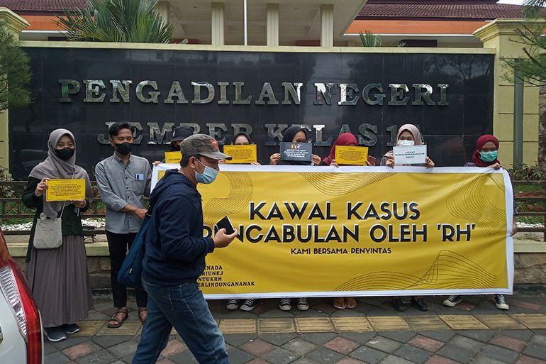 Dosen Cabuli Keponakan Jalani Sidang Tuntutan, Mahasiswa Jember Demo Pengadilan