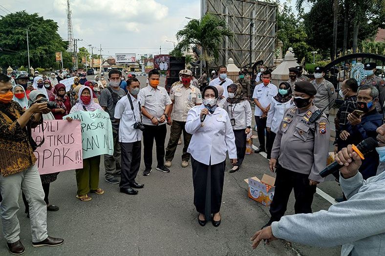 Tuntut Penghapusan Zonasi, Calon Pedagang Pasar Legi Demo
