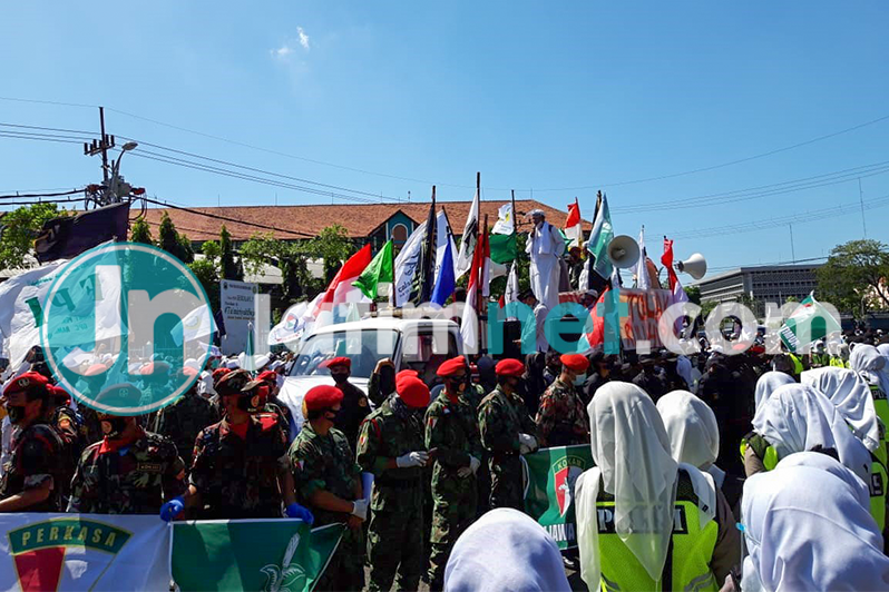Ribuan Massa Gamis Serbu DPRD Jatim, Tolak RUU HIP