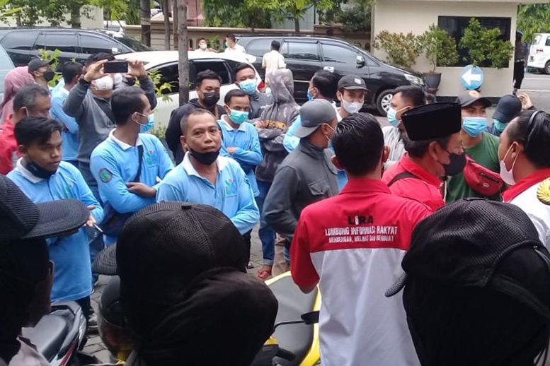 Minta Keadilan, Mantan PTT RSUD Mohammad Saleh Probolinggo <em>Geruduk </em>Kantor DPRD