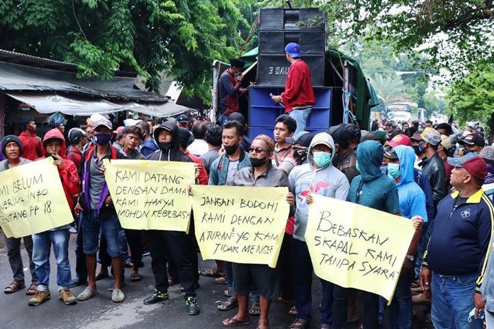 500 Nelayan Probolinggo Demo Kantor Syahbandar Pelabuhan Kalbut Situbondo