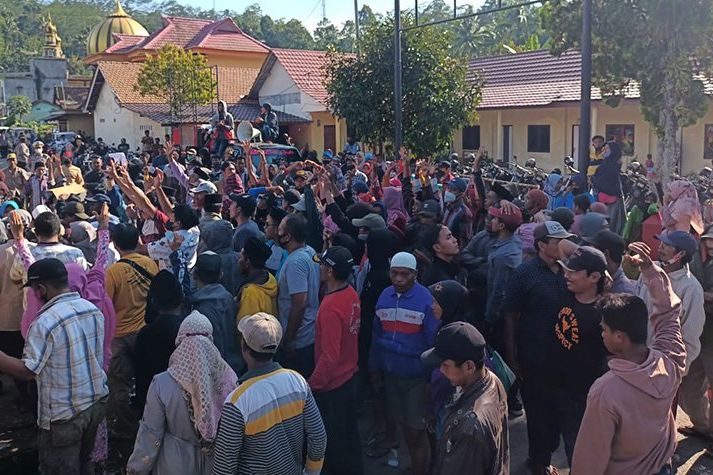 Warga Tegalwatu Probolinggo Demo Kecamatan Tiris Tuntut Hitung Ulang Hasil Pilkades