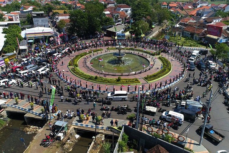 Warga Probolinggo Ikuti Momentum Detik-detik Proklamasi Kemerdekaan di Bundaran Serang